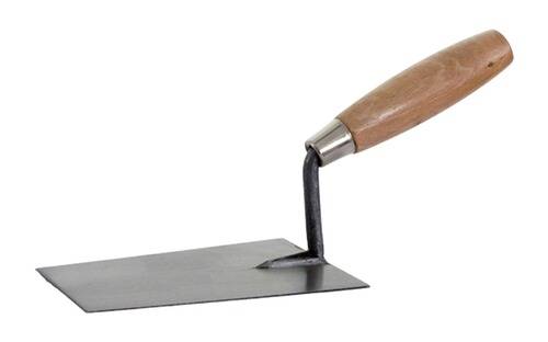 Eine Kelle mit einem Holzgriff und einer flachen Metallklinge, typischerweise verwendet zum Glätten oder Formen von Baumaterialien wie Gips oder Zement.