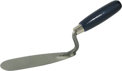 Ein nach oben abgewinkelter Maurerkelle mit blauem Griff aus Metall, zum Verteilen oder Glätten von Materialien wie Zement oder Gips verwendet, auf weißem Hintergrund präsentiert.