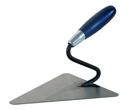 Ein Handtraufel mit dunkelblauen Griff und einer dreieckigen Metallklinge, das für Maurerarbeiten oder Gartenaufgaben verwendet wird.