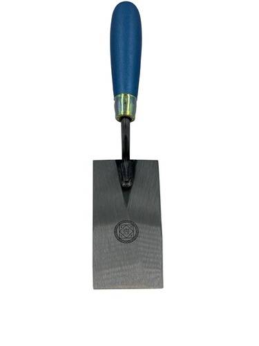 Ein Maurerkelle mit blauem Griff und gravierter Klinge, zum Auftragen von Mörtel oder Putz verwendet, vor weißem Hintergrund gezeigt.