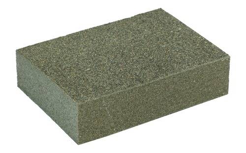 Ein rechteckiger Schleifschaum-Block mit rauer Oberfläche, verwendet zum Schleifen von Flächen.