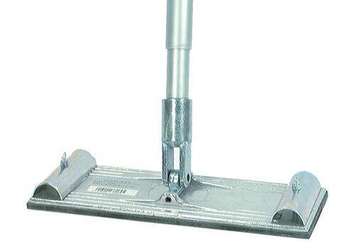 Ein Metallwischer-Halter mit einer robusten Griffbefestigung, entworfen zum Halten von Flachw ischern. Die Basis ist rechteckig mit einem Barcode-Aufkleber.