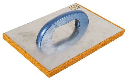 Ein Metallspachtel mit blauem Griff, zum Glätten von Oberflächen verwendet, ruht auf weißem Hintergrund.