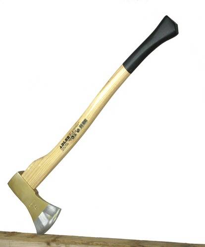 Eine langstielige Axt mit Holzgriff und Metallkopf, die zum Hacken ausgelegt ist. Der Griff ist mit Produktinformationen beschriftet.