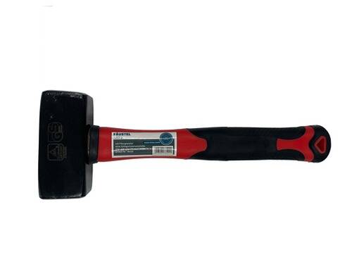 Ein schwarz-roter Hammer mit einem Griff aus Gummi liegt horizontal. Der Hammerkopf ist mit Markennamen und Zertifizierungszeichen gekennzeichnet.