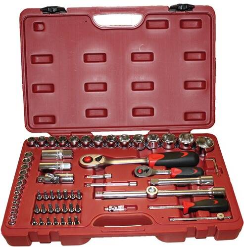 Offene rote Werkzeugkiste mit einer Auswahl an Handwerkzeugen, einschließlich Steckschlüssel, Schraubenzieher und Ratschenknarren, die ordentlich im Inneren angeordnet sind.