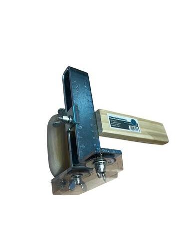 Eine Schreinerwinkelspannzwinge mit Holzgriff und Metallkörper, die zwei verstellbare Schrauben zum Sichern von Kanten im rechten Winkel aufweist.