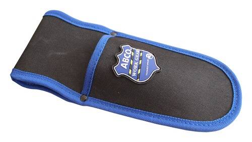 Eine schwarze und blaue Schutzmanschette mit einem Abzeichen mit der Aufschrift „ABCO Work Gear