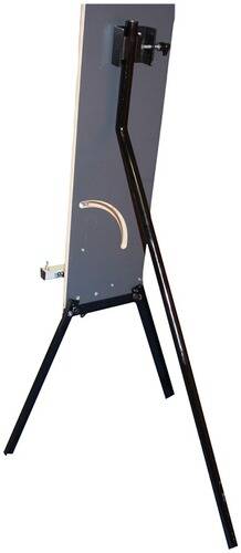 „Flipchart-Ständer mit A-Rahmen und dunklem Rahmen, von der Seite gezeigt. Ein Bein ist sichtbar und es gibt eine Metallhalterung zur Unterstützung.