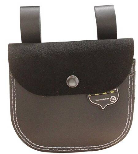 Eine schwarze Ledertasche mit Druckknopfverschluss und zwei Befestigungsriemen, mit einem kleinen Schild mit der Aufschrift „Echtes Leder