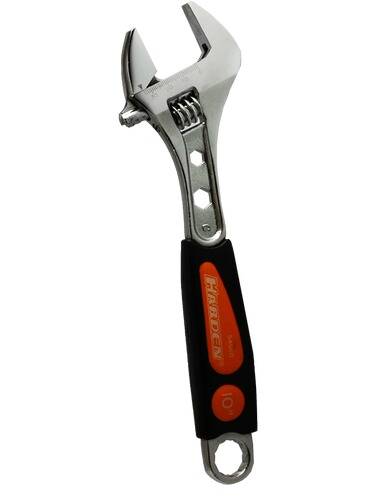 Ein verstellbarer Schraubenschlüssel mit metallischer Oberfläche und schwarzem und orangefarbenem Griff, mit der Aufschrift „Harden