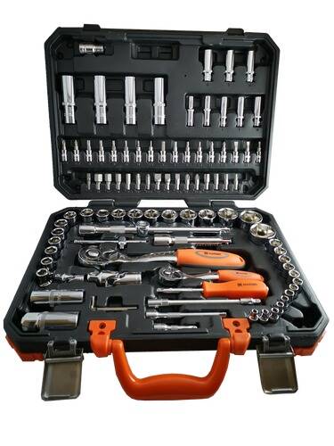 Ein Werkzeugsatz mit verschiedenen Stecknüssen, Schraubenschlüsseln und Schraubendrehern, die ordentlich in einem schwarzen Transportkoffer mit orangefarbenen Griffen angeordnet sind.