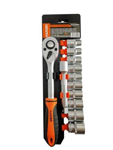 Ein 12-teiliger Steckschlüsselsatz mit Umschaltknarre und verschiedenen Steckschlüsseln. Markenname „Harden