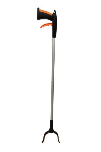 Langstieliger Greifer mit schwarzem und orangefarbenem Griff, entwickelt zum Greifen von Objekten ohne Bücken oder Strecken.