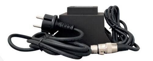 Eine Nahaufnahme eines schwarzen Stromadapters mit aufgewickeltem Kabel, die elektrische Komponenten und Anschlüsse zeigt.