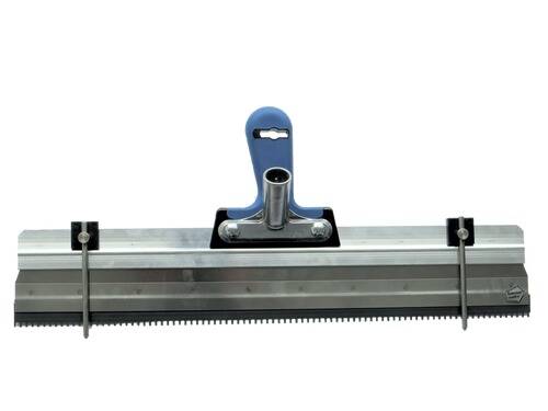 Ein Metallrakel mit gezahntem Rand und blauer Griffmontierung, entwickelt zum gleichmäßigen Verteilen von Materialien; nützlich beim Drucken oder bei Bodenarbeiten.