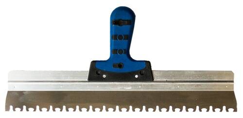 Ein blau-schwarzes tragbares Werkzeug mit gezähnter Klinge wird gezeigt. Das Werkzeug scheint zum gleichmäßigen Verteilen oder Auftragen verwendet zu werden.