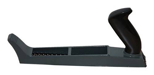 Eine graue Handsäge mit schwarzem Griff wird vor einem einfachen weißen Hintergrund gezeigt. Der Fokus liegt auf den Zahnkanten des Blattes und dem ergonomischen Griff.