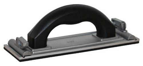 Ein Handglättwerkzeug mit schwarzem Griff und flacher Basis, das zum Glätten und Finishing von Oberflächen wie Beton verwendet wird.