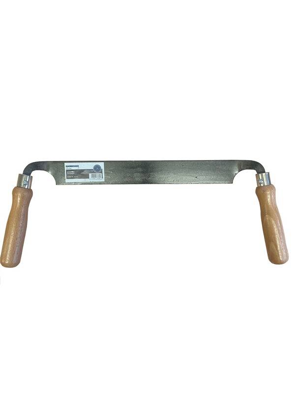 Ein Schälmesser mit einer gebogenen Metallklinge und Holzgriffen an jedem Ende, verwendet zum Formen von Holz durch Abhobeln dünner Schichten.