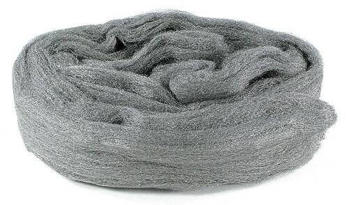 Ein Bündel verwirrter Stahlwolle mit feinen, metallischen Fasern, die ein strukturiertes und faseriges Aussehen erzeugen.
