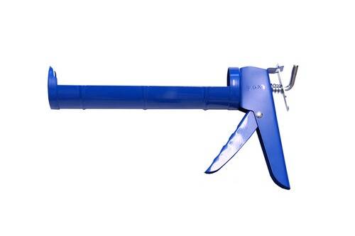 Eine blaue Dichtungspistole mit Metallgriff und Abzug, verwendet zum Auftragen von Dichtungsmittel, auf weißem Hintergrund abgebildet.