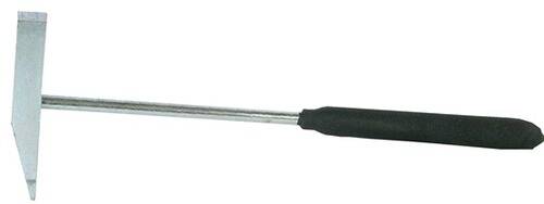 Ein Schraubenzieher mit einem langen Metallschaft und einem schwarzen Griff wird vor weißem Hintergrund gezeigt.