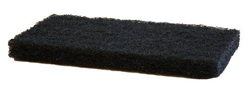 Ein Nahaufnahmebild eines rechteckigen schwarzen Schleif-Reinigungspads, das häufig zum Schrubben von Oberflächen verwendet wird.