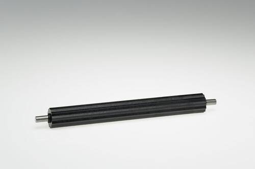 Ein schwarzer Zylinderstab mit strukturierter Oberfläche ist horizontal gegen einen einfachen Farbverlaufshintergrund positioniert.