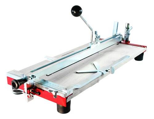 Ein manueller Fliesenschneider mit langem Griff, Schneideschiene und Messlehre, konzipiert für präzises Schneiden von Keramik- oder Porzellanfliesen.