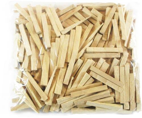 Ein Beutel gefüllt mit kleinen, naturfarbenen Holzstöckchen, zufällig angeordnet.