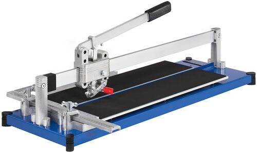 Ein Fliesenschneider mit einer schwarzen Schneidfläche, blauem Sockel und einer Metallführungsschiene mit einem Hebel zum manuellen Fliesenschneiden.