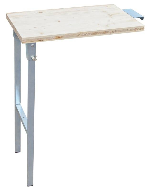 Eine Tischplatte aus Holz mit Metallbeinen, konstruiert zur Verwendung als Arbeitsplatz oder Tisch, wobei ihre einfache und robuste Konstruktion hervorgehoben wird.