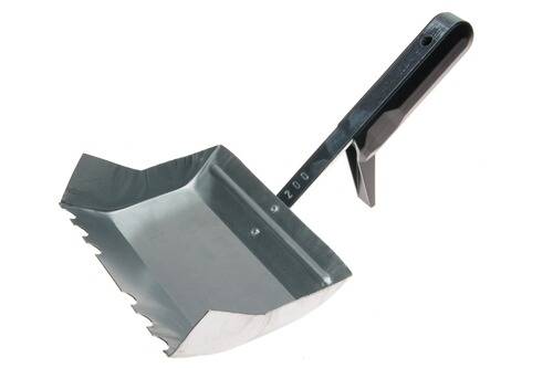 Eine Kehrschaufel mit Metallbasis und Kunststoffgriff, die über einen kleinen Haken zur Wandmontage verfügt. Sie hat gezackte Kanten für effektive Reinigung.