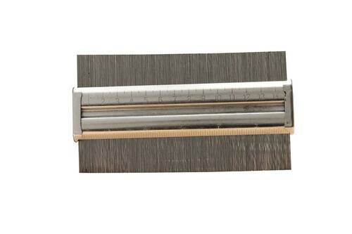 Ein graues Messwerkzeug mit Metallstiften und einem Lineal, das von 0 bis 15 markiert ist und zum Messen oder Nachbilden unregelmäßiger Formen in der Zimmerei oder im Bauwesen verwendet wird.