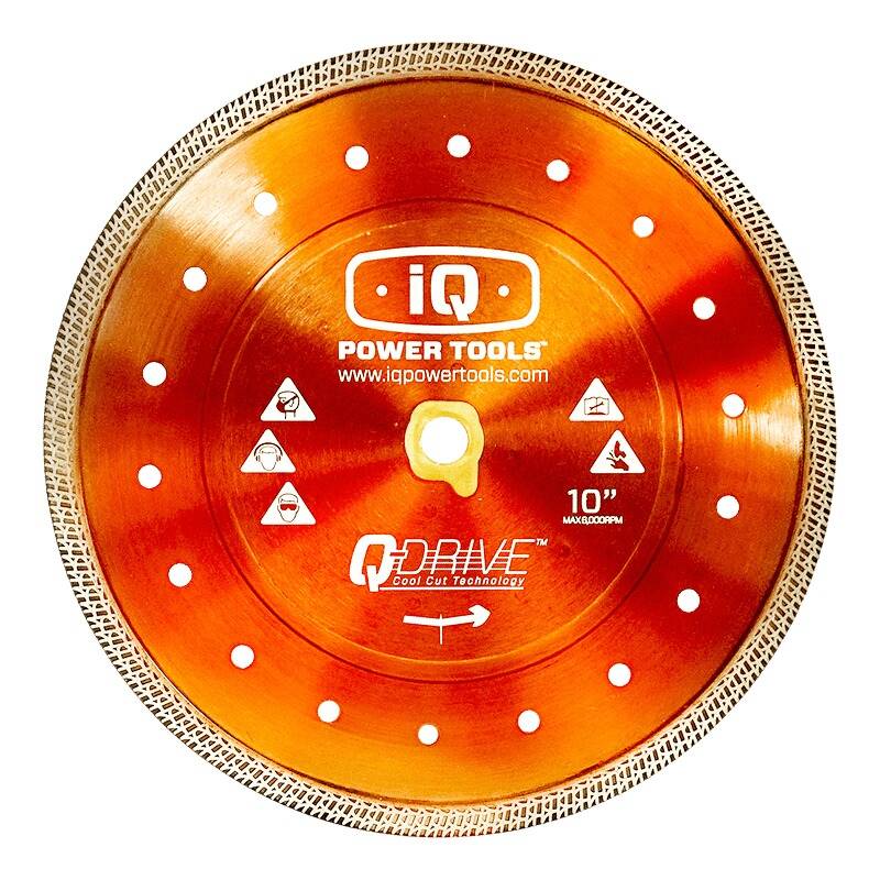 Ein 10-Zoll-Sägeblatt von iQ Power Tools mit einem Metallrand und Löchern, das Symbole für Sicherheit und Gebrauchsanweisungen aufweist und für Mauerwerk ausgelegt ist.