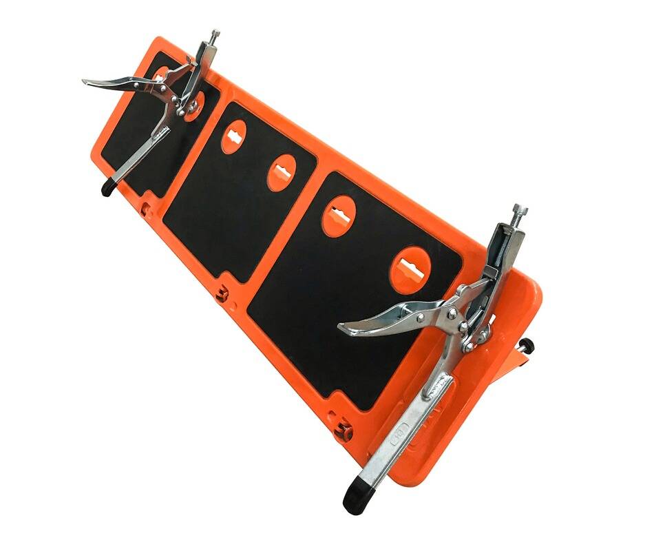 Eine orange Verkehrsleitsignalplatte mit schwarzen Feldern und metallischen Clips, die verwendet wird, um Fahrzeuge in Baustellen zu lenken oder umzuleiten.