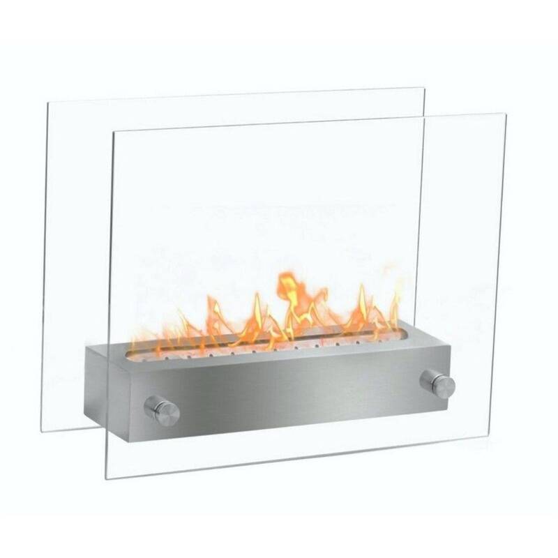 Ein moderner, rechteckiger Tischkamin mit schlankem Metallgestell und Glaspaneelen. Kleine, realistische Flammen steigen aus dem Brenner auf.