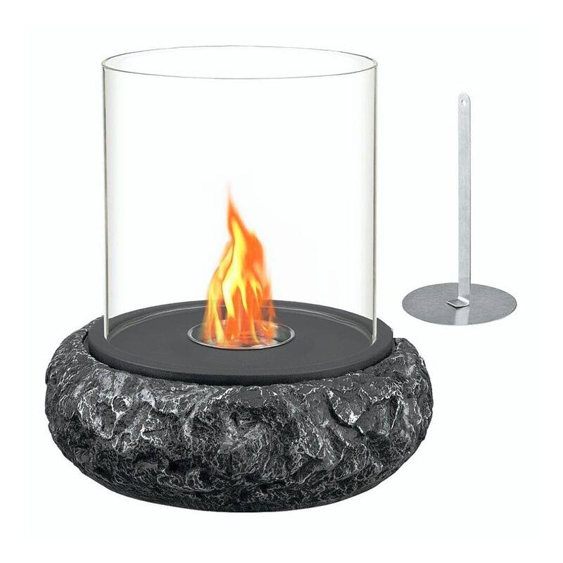 Ein Tischfeuerplatz mit einem Glaszylinder und schwarzer Steinfuß, der eine kleine Flamme zeigt. Ein Metallöscher ist daneben dargestellt.
