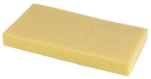 Ein rechteckiger gelber Schwamm mit einer porösen Textur, üblicherweise für Reinigungsaufgaben verwendet.