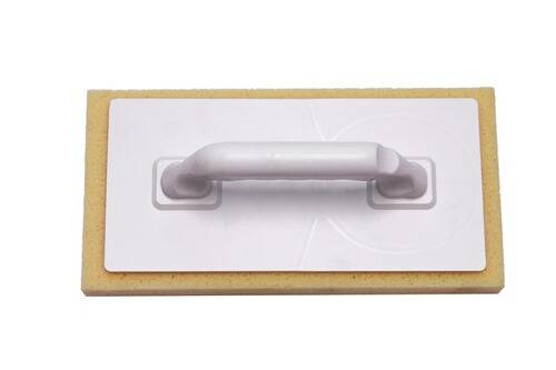 Ein weißer, rechteckiger Kunststoffgriff, der an einer flachen rechteckigen Grundplatte mit gelbem Schwammunterseite befestigt ist, wahrscheinlich zum Reinigen oder Glätten von Oberflächen verwendet.