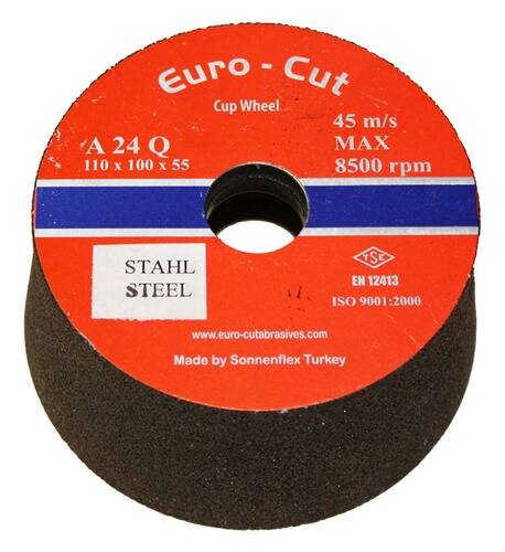 Ein Euro-Cut Schleiftopf der Größe 24 Q für Stahl, Abmessungen 110 x 100 x 55 mm, maximale Geschwindigkeit 45 m/s, 8500 U/min, ISO 9001:2000 zertifiziert von Sonnenflex Türkei.
