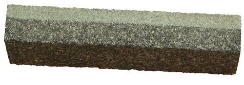 Querschnitt von Bodenschichten, der drei verschiedene horizontale Bänder zeigt: obere braune Schicht, mittlere schwarze Schicht und untere dunkelbraune Schicht.