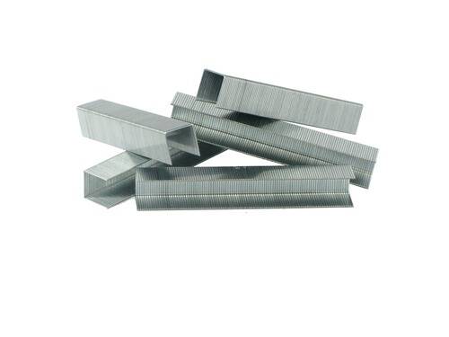 Eine Nahaufnahme von silbernen Metallklammern, gestapelt und verstreut, zeigt ihre glänzende, rechteckige Form und strukturierte Oberflächenrauheit.