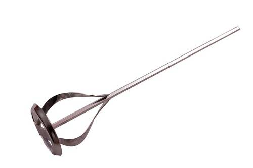 Ein Florett mit einfachtem Parierstange und leicht gekrümmter Klinge wird vor einem schlichten weißen Hintergrund gezeigt.