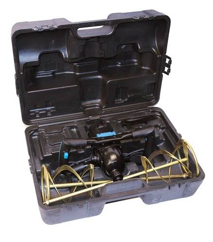 Ein offenes schwarzes Gehäuse mit einem Elektroschrauber mit Doppelwendelbohrern, konzipiert für Misch- oder Bohraufgaben.