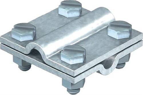 Eine Metallkabelschelle mit vier Bolzen sichert zwei übereinander liegende Metallstücke, ausgelegt zum Festziehen und sicheren Halten von Kabeln an Ort und Stelle.