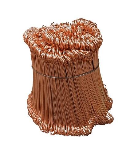 Ein Bündel glänzender, aufgewickelter Kupferkabel, die mit einer schwarzen Bindung gesichert sind und auf eine mögliche Verwendung in elektrischen oder industriellen Anwendungen hindeuten.