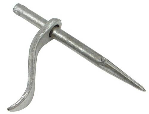 Ein metallisches L-förmiges Werkzeug mit spitzer Spitze, das häufig in der Automobilbranche oder bei mechanischen Arbeiten verwendet wird, um Aufgaben wie das Entfernen von Dichtungen oder Stiften durchzuführen.