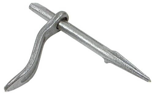 Eine Metallgabelbolzen mit einem geraden Schaft und einem gekrümmten Ende, die zum Verbinden von Teilen zusammen konstruiert ist und häufig in Maschinen verwendet wird.